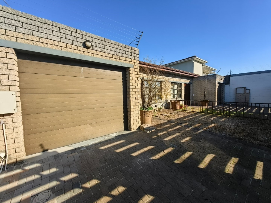 8 Bedroom Property for Sale in Belgravia Western Cape